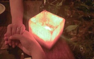 Casal de mãos dadas em jantar a luz de velas no Restaurante Don Pascual