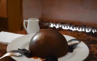 Esfera de chocolate em frente a lareira