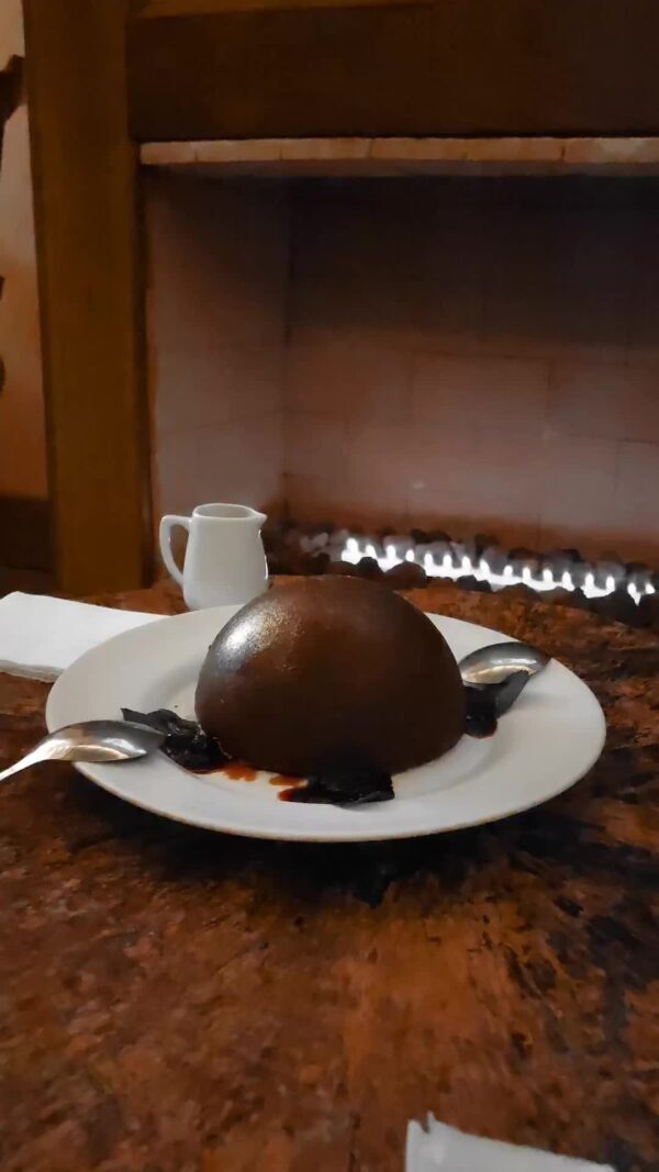 Esfera de chocolate em frente a lareira