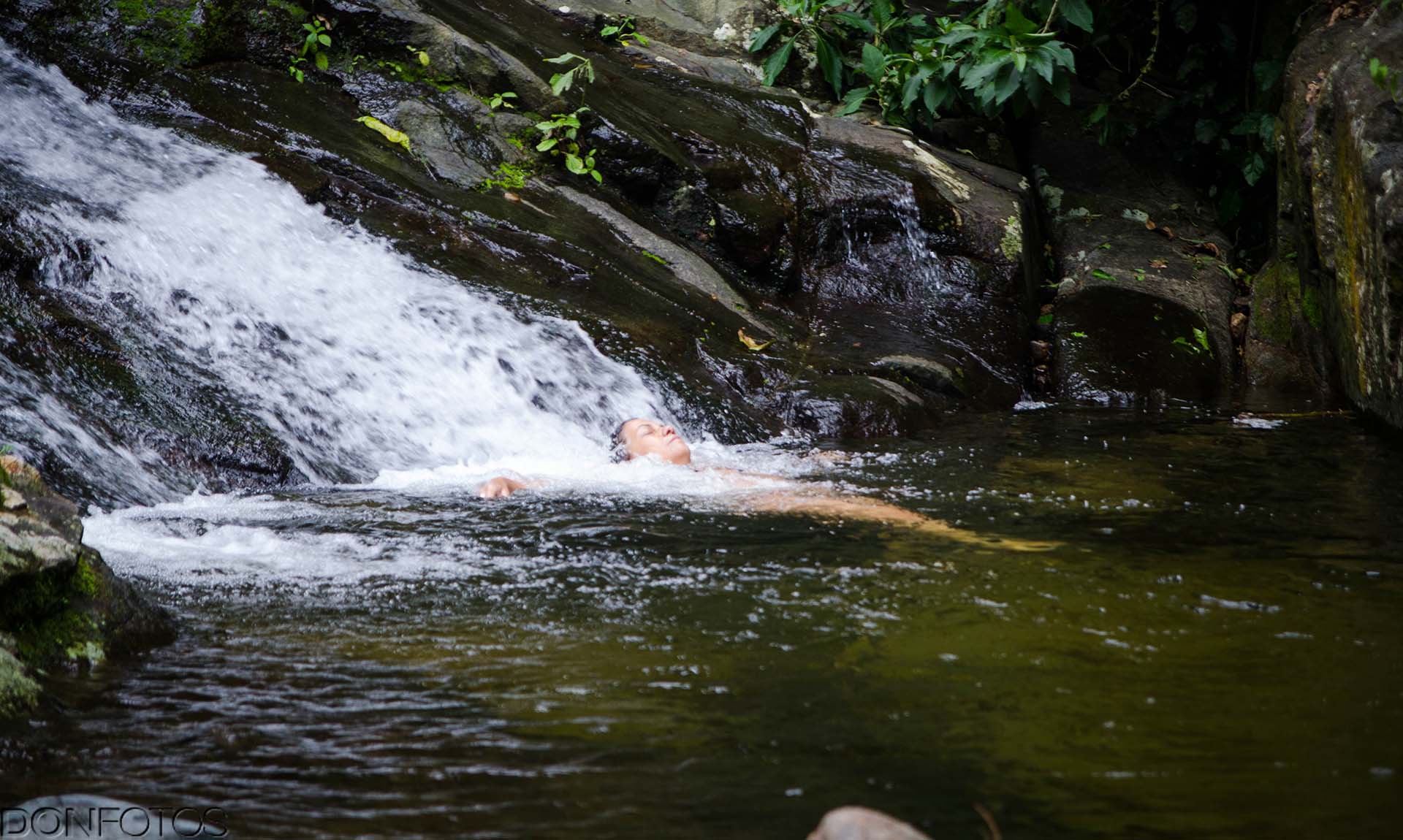 Banho na cachoeira do Mucuíba