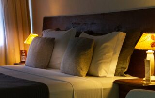 🛏️✨ Descanso, charme e natureza: você merece uma escapada para o Don Pascual. Apresentamos a nova Suíte Champagne, remodelada para oferecer ainda mais conforto e aconchego. Um espaço que combina elegância com o clima de serra, perfeito para relaxar, brindar bons momentos e despertar com o canto dos pássaros. Reserve sua experiência e venha descobrir o charme da Champagne. 🍷🌿 #DonPascual #SuiteChampagne #RefúgioComCharme #PousadaNaSerra #EscapadaPerfeita