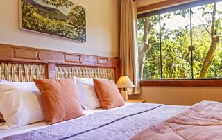 "🌄 Que tal se desconectar da rotina e viver dias de paz em nossa pousada? Acomodações charmosas, café da manhã artesanal e natureza ao redor. Deslize e descubra o refúgio perfeito! 🛏️🌿 📍 A Pousada Don Pascual está localizada no meio da Mata Atlântica, aos pés do Parque da Pedra Branca em Vargem Grande, na zona oeste do Rio. 📲 Agende pelo WhatsApp (21) 97018-6668 - link no perfil. #PousadaDonPascual #NaturezaQueAbraça"