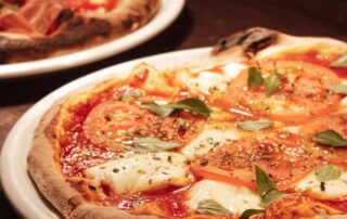 Sextou com pizza! 🍕 Nossa pizza napolitana segue a tradição italiana: massa de fermentação lenta, borda leve e aerada e ingredientes frescos. Mas o verdadeiro toque especial vem do forno a lenha, que atinge altas temperaturas e dá à pizza aquele sabor defumado, borda levemente tostada e textura perfeita — crocante por fora, macia por dentro. 🔥 Venha saborear a melhor pizza da região! 📍 O Don Pascual fica na Estrada do Sacarrão, 867, casa 12 em Vargem Grande - envolto pela Mata Atlântica e aos pés do Parque Estadual da Pedra Branca. 📲 Faça sua reserva pelo site: donpascual.com.br #PizzaDonPascual #DonPascual #PizzaNapolitana #FornoALenha #GastronomiaComAfeto #VargemGrande