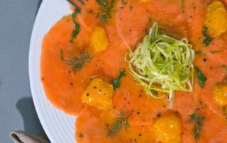 🌸✨ A primavera chegou ao Don Pascual trazendo novos sabores para a sua mesa! 🌿 Entrada: Carpaccio de Salmão Defumado com chutney de manga, alho-poró crocante e o frescor do endro. 🐟 Principal: Congro Rosa Grelhado com legumes salteados e berinjela assada recheada com mussarela de búfala, tomate e brie. 🍌 Sobremesa: Brûlée de Banana, finalizado ao maçarico e servido com sorvete de tapioca. Uma seleção leve, criativa e cheia de contraste para você celebrar a estação das flores com muito sabor. 📲 Reserve sua mesa e venha experimentar. #DonPascual #SugestõesDaPrimavera #GastronomiaComAfeto #NovosSabores