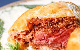 🥩 Uma experiência gastronômica única: nosso Filé Wellington é preparado com todo cuidado para surpreender cada paladar. Uma combinação perfeita de sabor e sofisticação. ✨ #FileWellington #DonPascual #AltaGastronomia