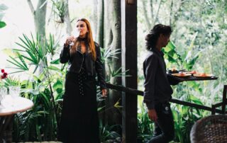 O vinho aquece, o serviço acolhe, a natureza abraça. Esse é o ritmo do nosso refúgio. 🤎