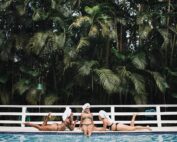 O verão começa quando a gente escolhe o lugar certo pra se reunir. 🤎 Day use, comida incrível e momentos que viram memória. Vem viver isso com quem faz seu dia mais leve. 🍸