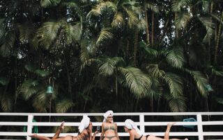 O verão começa quando a gente escolhe o lugar certo pra se reunir. 🤎 Day use, comida incrível e momentos que viram memória. Vem viver isso com quem faz seu dia mais leve. 🍸