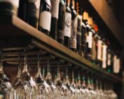 No Don Pascual, cada taça é um convite para desacelerar. Entre vinhos especiais e a vista da pousada, a noite ganha outro sabor. 🍷