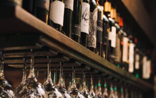 No Don Pascual, cada taça é um convite para desacelerar. Entre vinhos especiais e a vista da pousada, a noite ganha outro sabor. 🍷