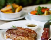 Sexta de sabor e intensidade! Nosso Bife Chorizo Black Angus é um espetáculo: macio, suculento fica delicioso servido com batatas rústicas e legumes grelhados. 🤤🍷 Reserve sua mesa no site donpascual.com.br e comece o fim de semana com o sabor que só o Don tem. #DonPascual #ChorizoAngus #RestauranteRJ #GastronomiaComEstilo