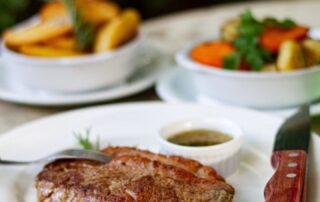 Sexta de sabor e intensidade! Nosso Bife Chorizo Black Angus é um espetáculo: macio, suculento fica delicioso servido com batatas rústicas e legumes grelhados. 🤤🍷 Reserve sua mesa no site donpascual.com.br e comece o fim de semana com o sabor que só o Don tem. #DonPascual #ChorizoAngus #RestauranteRJ #GastronomiaComEstilo