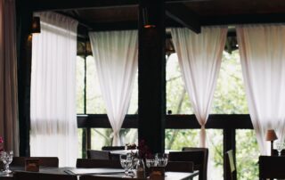 Somos uma pousada boutique com alta gastronomia, onde o conforto encontra a natureza. Piscina, hidro, sauna, passeios até a cachoeira e experiências únicas 🤎 Parece longe do Rio de Janeiro, mas está pertinho das praias. #riodejaneiro