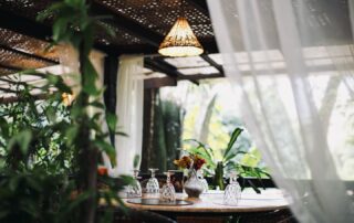 Em meio à natureza, nosso chef transforma ingredientes selecionados em sabores que surpreendem e acolhem. 🤎