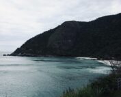 Entre o verde do Don e o azul do mar da região, a natureza mostra o quanto é incrível. 🩵