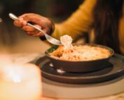 Nossa Lasanha de Bacalhau é daquelas receitas que abraçam. Um prato leve, sofisticado e apaixonante — do jeitinho que você merece experimentar. Venha viver esse sabor. 🤎