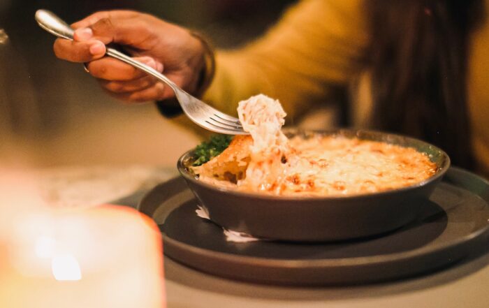 Nossa Lasanha de Bacalhau é daquelas receitas que abraçam. Um prato leve, sofisticado e apaixonante — do jeitinho que você merece experimentar. Venha viver esse sabor. 🤎