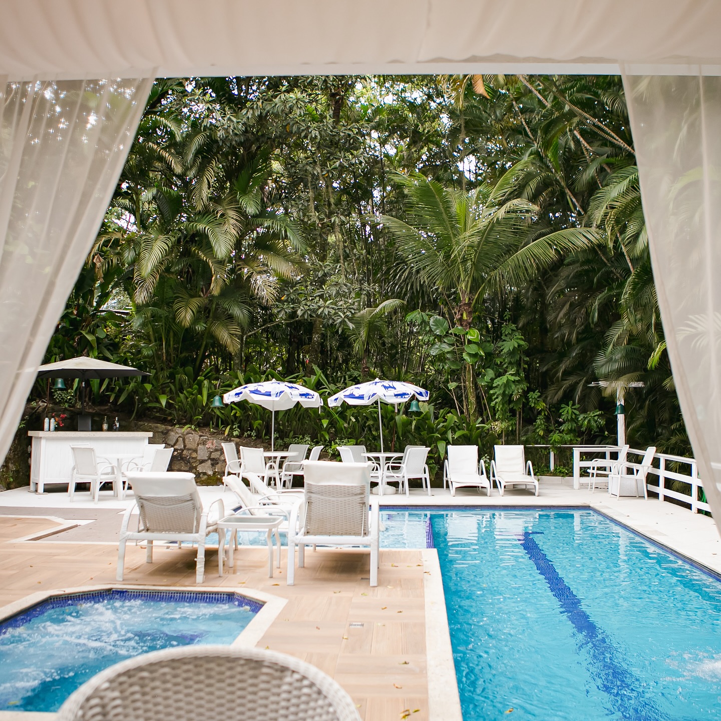 Day Use Don Pascual O Don Pascual oferece a experiência perfeita para quem quer aproveitar um dia inteiro de descanso e boas sensações. Ideal para fugir da rotina, viver um momento especial a dois ou curtir um passeio diferente em família. Tudo com aquela atmosfera única do Don. E para tornar o seu dia ainda mais especial, oferecemos duas opções de Day Use: 💧 Day Use Piscina Para quem quer relaxar, aproveitar o sol e curtir nossa área externa com tranquilidade. 🏡 Day Use Suíte Para quem deseja um pouco mais de privacidade, conforto e exclusividade durante toda a experiência. Escolha o seu pacote e venha viver um dia inesquecível no Don Pascual. 🤎 #dayuse