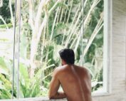 Piscina para desacelerar, hidro aquecida e spa para relaxar, sauna para renovar as energias. Banheiras que transformam a hospedagem em ritual. Day use para viver o agora, área kids para a diversão, espaço de exercícios para o equilíbrio do corpo. Restaurante e café da manhã para saborear o tempo com calma. E, em volta de tudo isso, muita natureza 🌿 Aqui, o conforto encontra a conexão.