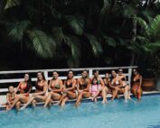 Por aqui, o clima já é de Carnaval 🌿💚 Nosso café da manhã é preparado com carinho para receber você. O dia passa entre spa, sauna, hidro, drinks, vinhos, passeios a cavalo e até cachoeira. E, ao final, uma hospedagem com vista para a natureza — daquelas que fazem o tempo desacelerar. Música ao vivo, dias leves e experiências deliciosas. Carnaval é assim no Don Pascual.