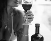 Você sabia? No Don, você encontra casas de vidro com quartos exclusivos, chalés com hidro e todo o conforto do nosso restaurante para viver momentos inesquecíveis 🍷🌿 Além disso, a experiência vai muito além da hospedagem: 🏊 Piscina 💦 Hidro & Spa 🐎 Passeio a cavalo 💪 Espaço fitness 🍽️ Jantar romântico Tudo pensado para relaxar, celebrar e sair da rotina 🤎 Aqui, cada detalhe convida você a aproveitar mais.