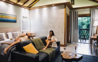 O Don é feito para viver bons momentos. Um refúgio na natureza para curtir entre amigos, casais ou em família. Acomodações exclusivas, hidro, piscina, spa e uma culinária impecável. 🤎 Cuidamos de cada detalhe, do jantar romântico à decoração do quarto, para que sua experiência seja simplesmente inesquecível. O luxo está no tempo bem vivido.