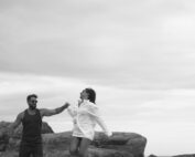 A vida acontece aqui e agora. 🤎 Você sabia? O Don fica bem pertinho da praia mais bonita do Rio de Janeiro e de uma cachoeira super convidativa! (;