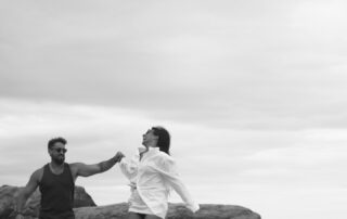 A vida acontece aqui e agora. 🤎 Você sabia? O Don fica bem pertinho da praia mais bonita do Rio de Janeiro e de uma cachoeira super convidativa! (;