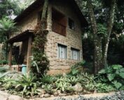 Café da manhã especial. Hidro quentinha. Spa para relaxar. Piscina no meio da natureza. Jantar com jazz ao vivo. E muito mais. Porque viver bem é viver a experiência completa. 🤎 #riodejaneiro #hospedagem