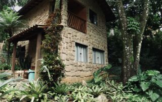 Café da manhã especial. Hidro quentinha. Spa para relaxar. Piscina no meio da natureza. Jantar com jazz ao vivo. E muito mais. Porque viver bem é viver a experiência completa. 🤎 #riodejaneiro #hospedagem