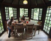 Aqui no Don pensamos em você e na sua família. Temos uma casa com 4 quartos, varanda e rede, pensada para oferecer todo o conforto que vocês merecem. E além da casa, vocês ainda aproveitam toda a área de lazer do Don — espaço, natureza e momentos para curtir juntos do jeito certo. 🤎