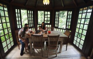 Aqui no Don pensamos em você e na sua família. Temos uma casa com 4 quartos, varanda e rede, pensada para oferecer todo o conforto que vocês merecem. E além da casa, vocês ainda aproveitam toda a área de lazer do Don — espaço, natureza e momentos para curtir juntos do jeito certo. 🤎