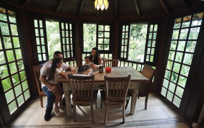 Aqui no Don pensamos em você e na sua família. Temos uma casa com 4 quartos, varanda e rede, pensada para oferecer todo o conforto que vocês merecem. E além da casa, vocês ainda aproveitam toda a área de lazer do Don — espaço, natureza e momentos para curtir juntos do jeito certo. 🤎