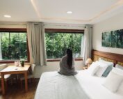 Contamos com acomodações perfeitas pra quem quer fugir da rotina e se reconectar com a natureza 🌿 No link da bio, você encontra hospedagens do jeitinho Don de ser: tudo pensado nos detalhes. 🤎