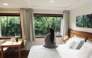 Contamos com acomodações perfeitas pra quem quer fugir da rotina e se reconectar com a natureza 🌿 No link da bio, você encontra hospedagens do jeitinho Don de ser: tudo pensado nos detalhes. 🤎