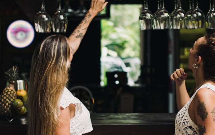 Entre um brinde e outro, escolhemos ficar. O vinho aquece a conversa, o quarto acolhe os silêncios. No Don Pascual, cada detalhe é um convite para viver as experiências 🤍