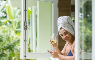 Ela é movimento. Ela é pausa. Ela é brinde. Ela é equilíbrio. E por aqui, no dia 08 de março, grandes surpresas esperam por elas. Dia da Mulher. 🤍