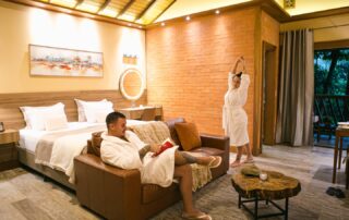 Seu refúgio que parece longe do Rio… mas está no Rio. Entre cachoeiras e a poucos minutos do mar. 🤍