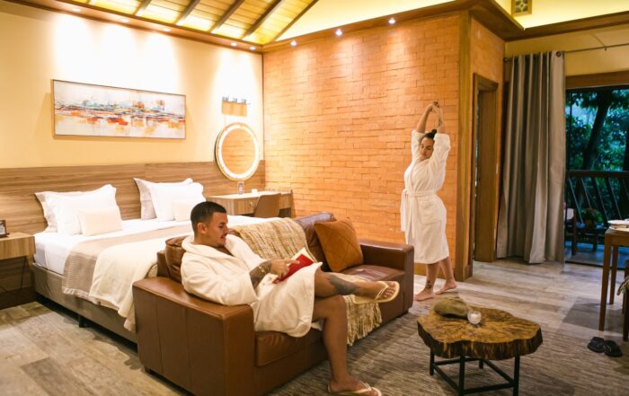 Seu refúgio que parece longe do Rio… mas está no Rio. Entre cachoeiras e a poucos minutos do mar. 🤍