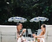 Março está chegando trazendo um presente especial para elas. Ao consumir no restaurante, café da manhã, hospedagem ou spa, mulheres ganham acesso cortesia à nossa área de lazer: piscina, hidro na piscina e sauna. Porque algumas experiências não se explicam, se vivem. Viva o Don! 🤎