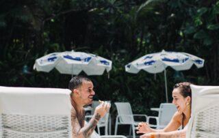 Março está chegando trazendo um presente especial para elas. Ao consumir no restaurante, café da manhã, hospedagem ou spa, mulheres ganham acesso cortesia à nossa área de lazer: piscina, hidro na piscina e sauna. Porque algumas experiências não se explicam, se vivem. Viva o Don! 🤎