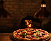 Promoção da semana no Don Pascual 🍷 Segunda e terça: 50% no segundo prato Quarta e quinta: 50% em pizzas selecionadas 🍕 Hoje é dia de pizza a lenha… e com desconto, melhor ainda.