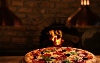 Promoção da semana no Don Pascual 🍷 Segunda e terça: 50% no segundo prato Quarta e quinta: 50% em pizzas selecionadas 🍕 Hoje é dia de pizza a lenha… e com desconto, melhor ainda.