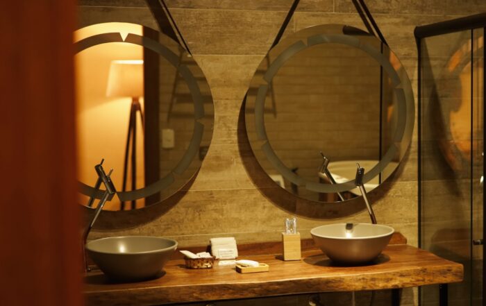 Nossa arquitetura foi pensada para que cada detalhe faça você se sentir especial. Até mesmo o banheiro: um ofurô com vista para a floresta, onde o tempo desacelera. Final de semana é um convite para viver dias memoráveis no Don. 🤎