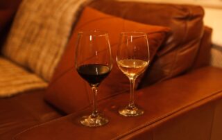 Viva a experiência do Don. Duas taças, boa gastronomia e momentos que ficam na memória. No Hotel & Restaurante Don, cada detalhe foi pensado para desacelerar e aproveitar: Restaurante com sabores especiais Spa para relaxar Piscina e hidro para renovar as energias Passeios a cavalo Trilha até a cachoeira Um lugar para respirar, brindar e viver algo único.