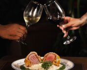 Filé Wellington no ponto perfeito, envolto em uma crosta dourada e servido com risoto cremoso. Um clássico da alta gastronomia que transforma o jantar em experiência. Agora é só escolher o vinho e aproveitar o momento. Don Pascual 🍷