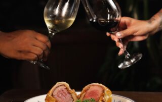 Filé Wellington no ponto perfeito, envolto em uma crosta dourada e servido com risoto cremoso. Um clássico da alta gastronomia que transforma o jantar em experiência. Agora é só escolher o vinho e aproveitar o momento. Don Pascual 🍷