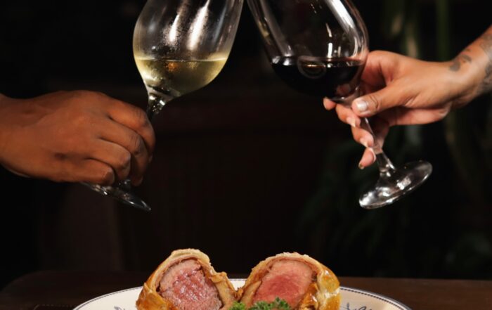 Filé Wellington no ponto perfeito, envolto em uma crosta dourada e servido com risoto cremoso. Um clássico da alta gastronomia que transforma o jantar em experiência. Agora é só escolher o vinho e aproveitar o momento. Don Pascual 🍷