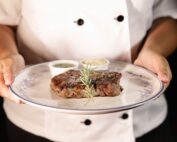 Nosso Bife Ancho Black Angus chega à mesa no ponto perfeito, suculento, intenso e finalizado com um toque de ervas que realça cada detalhe do sabor. 🍷 Restaurante do Don te espera.