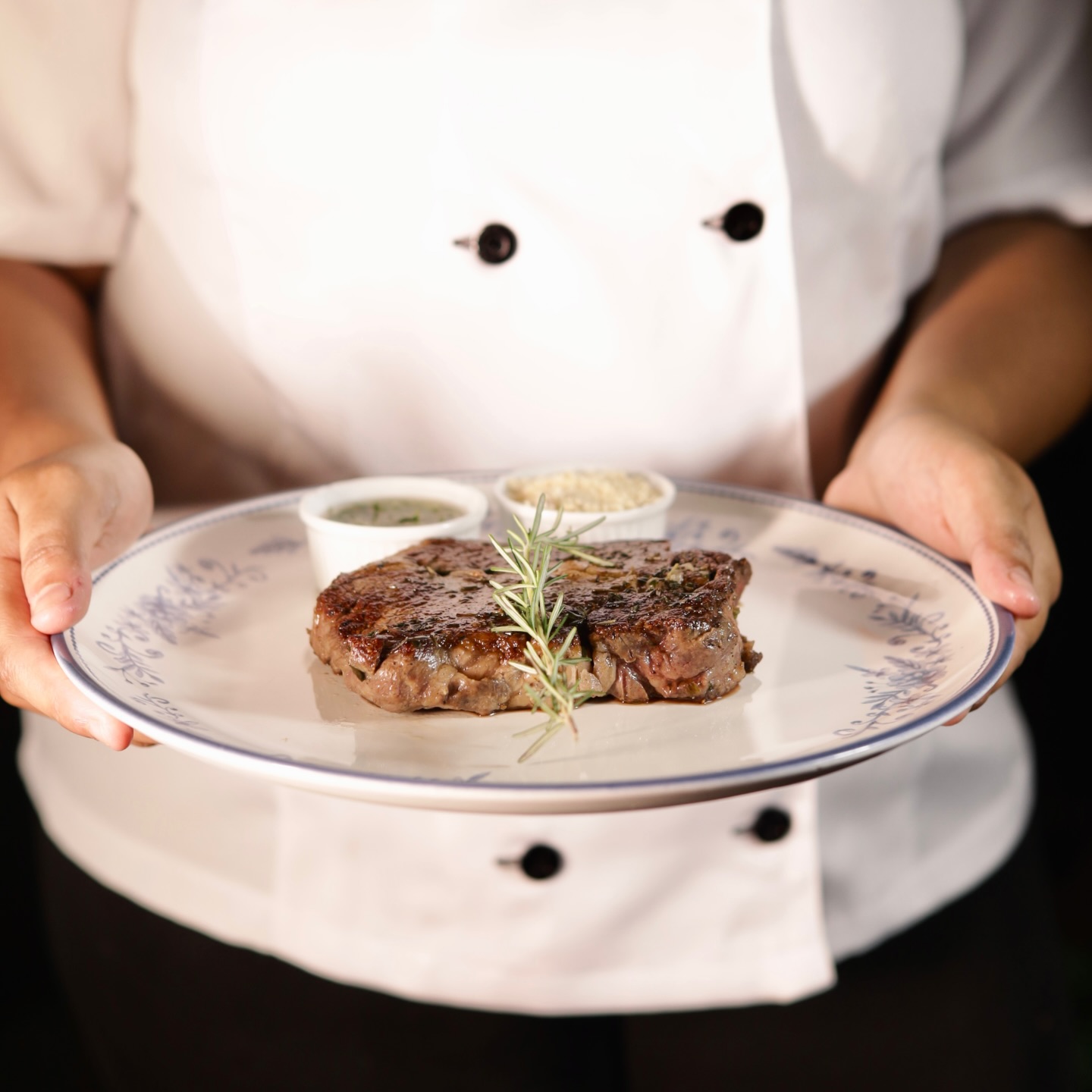 Nosso Bife Ancho Black Angus chega à mesa no ponto perfeito, suculento, intenso e finalizado com um toque de ervas que realça cada detalhe do sabor. 🍷 Restaurante do Don te espera.